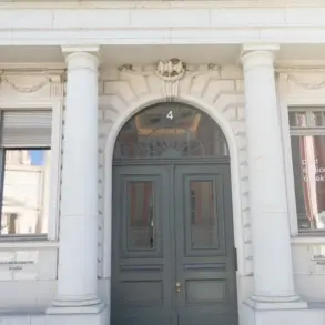 Säulenportal am Museum Barberini mit Museumsshop