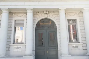 Säulenportal am Museum Barberini mit Museumsshop