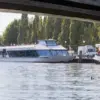 Ausflugsschiffe am Anleger auf der Havel, fotografiert unter einer Brücke hindurch