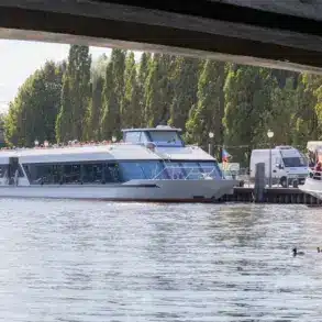 Ausflugsschiffe am Anleger auf der Havel, fotografiert unter einer Brücke hindurch
