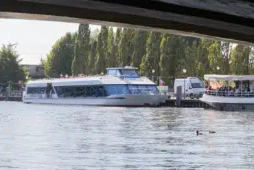 Ausflugsschiffe am Anleger auf der Havel, fotografiert unter einer Brücke hindurch
