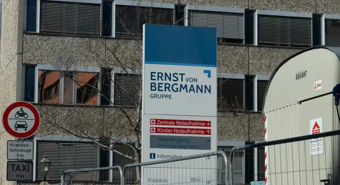 Wegweiser des Klinikums Ernst von Bergmann zu Zentraler Notaufnahme und Kinder-Notaufnahme