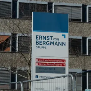 Wegweiser des Klinikums Ernst von Bergmann zu Zentraler Notaufnahme und Kinder-Notaufnahme