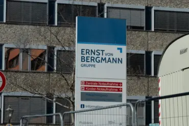 Wegweiser des Klinikums Ernst von Bergmann zu Zentraler Notaufnahme und Kinder-Notaufnahme