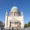 Alter Markt mit Nikolaikirche und Obelisk, Passanten auf dem Platz