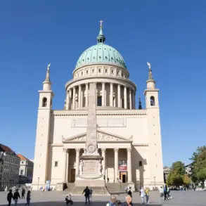 Alter Markt mit Nikolaikirche und Obelisk, Passanten auf dem Platz