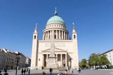 Alter Markt mit Nikolaikirche und Obelisk, Passanten auf dem Platz