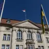 Historisches Regierungsgebäude mit Inschrift „Die Staatsgewalt geht vom Volke aus“, davor EU-, Ukraine- und Brandenburg-Flagge