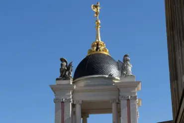 Goldene Fortuna auf der Kuppel des Fortunaportals vor blauem Himmel