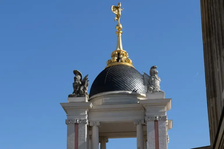 Goldene Fortuna auf der Kuppel des Fortunaportals vor blauem Himmel