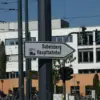 Wegweiser nach Babelsberg und zum Hauptbahnhof an einer großen Kreuzung