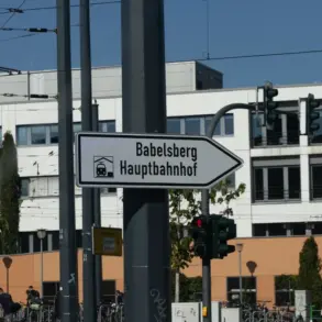 Wegweiser nach Babelsberg und zum Hauptbahnhof an einer großen Kreuzung