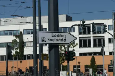 Wegweiser nach Babelsberg und zum Hauptbahnhof an einer großen Kreuzung