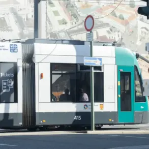 Straßenbahn der ViP fährt an einer roten Ampel vorbei
