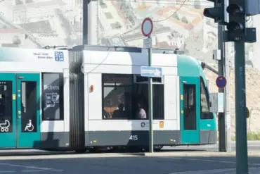 Straßenbahn der ViP fährt an einer roten Ampel vorbei
