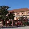 Großer roter Schriftzug „POTSDAM“ vor dem Marstall mit dem Filmmuseum