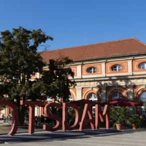 Großer roter Schriftzug „POTSDAM“ vor dem Marstall mit dem Filmmuseum