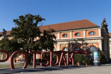 Großer roter Schriftzug „POTSDAM“ vor dem Marstall mit dem Filmmuseum