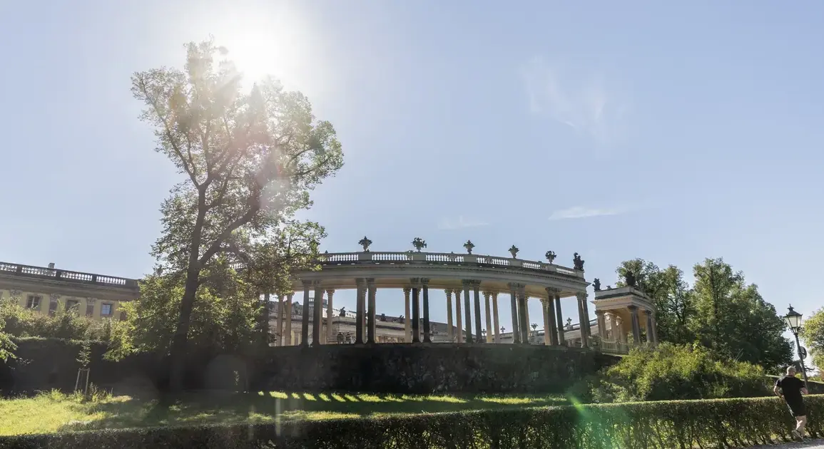 Kolonnade am Neuen Palais mit Baum im Gegenlicht