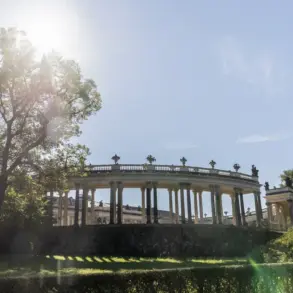 Kolonnade am Neuen Palais mit Baum im Gegenlicht