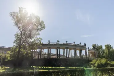 Kolonnade am Neuen Palais mit Baum im Gegenlicht